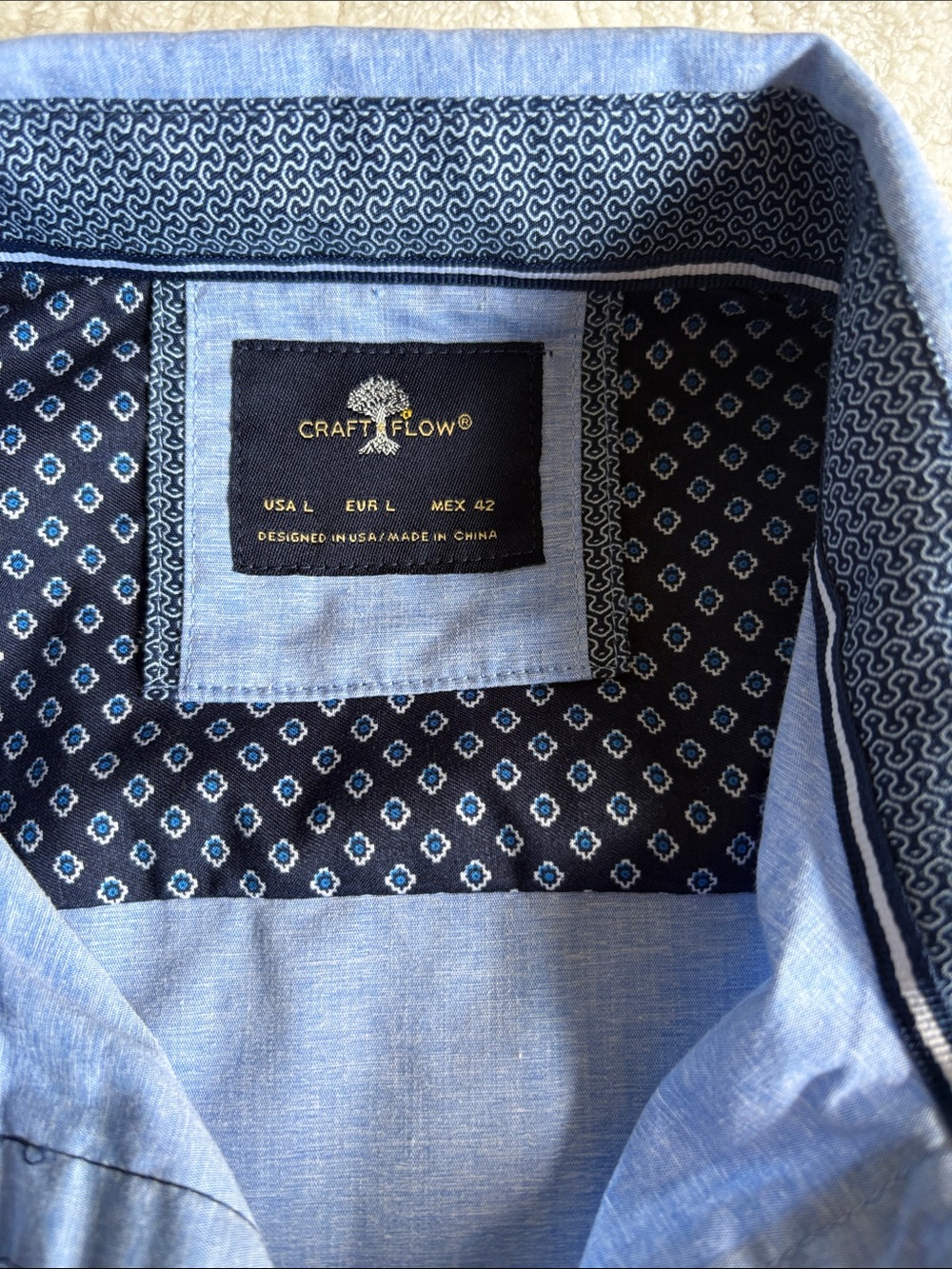 Men's Light Blue Short-Sleeve Button-Down Shirt with Contrast Trim - Picture 2 of 5